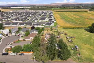 703 N 5th St, Grandview, WA 98930 - Photo 17
