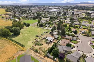 703 N 5th St, Grandview, WA 98930 - Photo 19