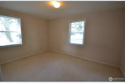 13702 Densmore Avenue N, Seattle, WA 98133 - Photo 7