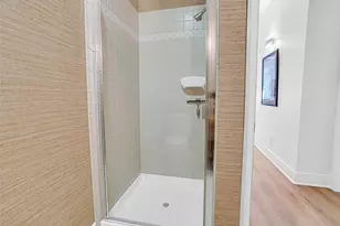 10045 NE 1st St, Bellevue, WA 98004 - Photo 23