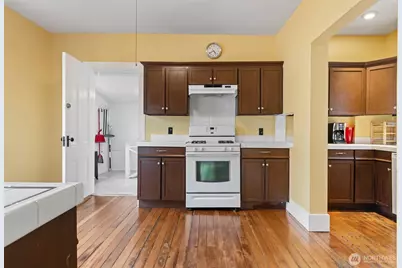 1921 44th Avenue SW, Seattle, WA 98116 - Photo 9