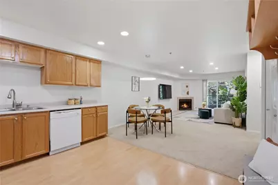 7912 170th Avenue NE #204, Redmond, WA 98052 - Photo 3