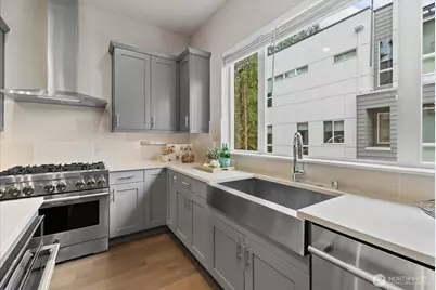 1022 124th Court NE #E4, Bellevue, WA 98005 - Photo 17