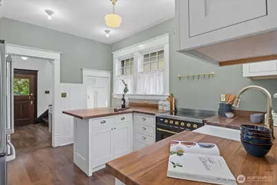 734 N 75th Street, Seattle, WA 98103 - Photo 11