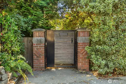 2423 N 75th Street, Seattle, WA 98103 - Photo 1