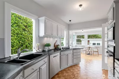 1557 Thorndyke Avenue W, Seattle, WA 98199 - Photo 15