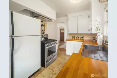 2609 Queen Anne Avenue N, Seattle, WA 98109 - Photo 11