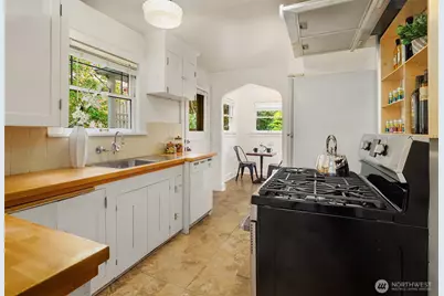 2609 Queen Anne Avenue N, Seattle, WA 98109 - Photo 9