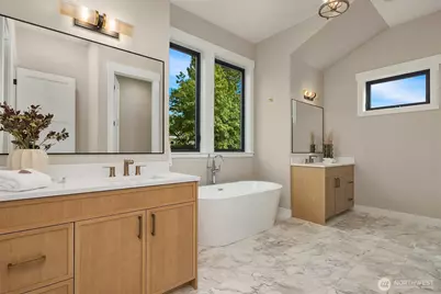 8040 Forest Drive NE, Seattle, WA 98115 - Photo 23