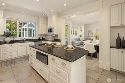 5506 NE Penrith Road, Seattle, WA 98105 - Photo 11