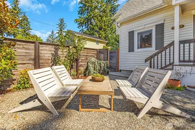 14332 Phinney Avenue N, Seattle, WA 98133 - Photo 3