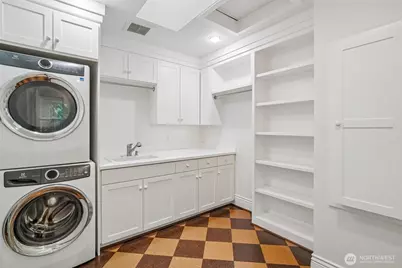 8975 NE 10th Street, Bellevue, WA 98004 - Photo 25
