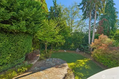8975 NE 10th Street, Bellevue, WA 98004 - Photo 35