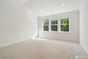8975 NE 10th St, Bellevue, WA 98004 - Photo 23