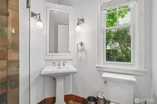 8975 NE 10th St, Bellevue, WA 98004 - Photo 15
