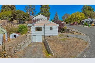 319 E Bartlett Avenue, Omak, WA 98841 - Photo 1