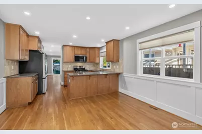 13749 Corliss Avenue N, Seattle, WA 98133 - Photo 9