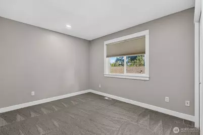 13749 Corliss Avenue N, Seattle, WA 98133 - Photo 23