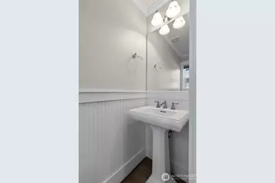 13749 Corliss Avenue N, Seattle, WA 98133 - Photo 17