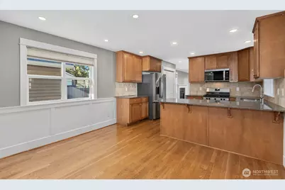 13749 Corliss Avenue N, Seattle, WA 98133 - Photo 11