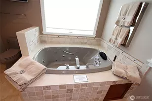 8011 Aurora Ave N, Seattle, WA 98103 - Photo 15