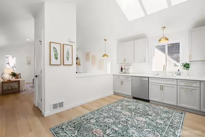 9751 Densmore Avenue N, Seattle, WA 98103 - Photo 11