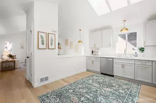 9751 Densmore Ave N, Seattle, WA 98103 - Photo 11