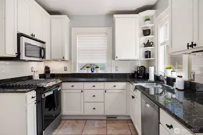 43 W Etruria, Seattle, WA 98119 - Photo 7