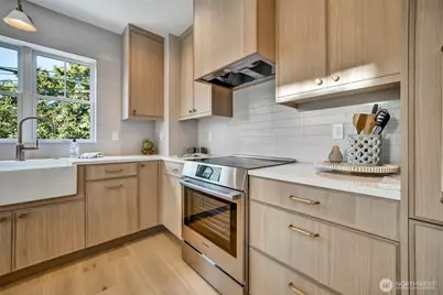 5549 B 34th Avenue NE, Seattle, WA 98105 - Photo 9