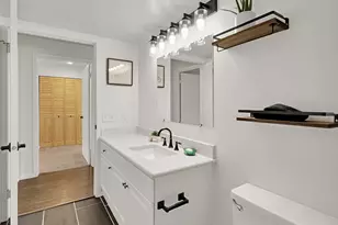 500 Aloha St, Seattle, WA 98109 - Photo 23