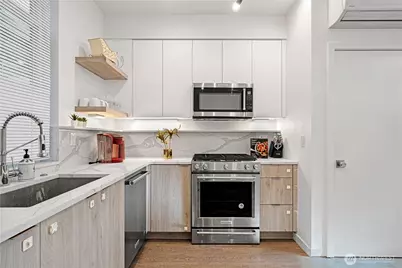 710 McGraw Street, Seattle, WA 98109 - Photo 9