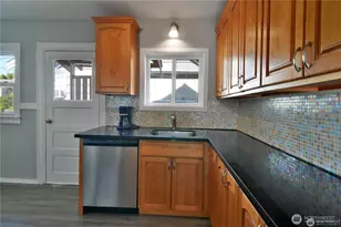 328 NE 52nd St, Seattle, WA 98105 - Photo 11