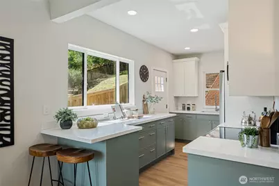4015 Burton Place W, Seattle, WA 98199 - Photo 3