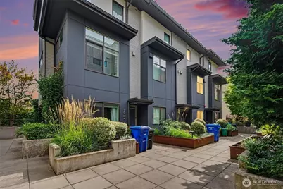 728 3rd Avenue N, Seattle, WA 98109 - Photo 1