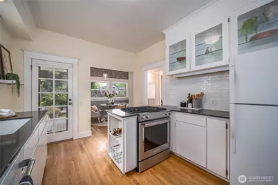 2428 5th Avenue W, Seattle, WA 98119 - Photo 9