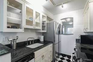 408 Bellevue Ave E, Seattle, WA 98102 - Photo 15