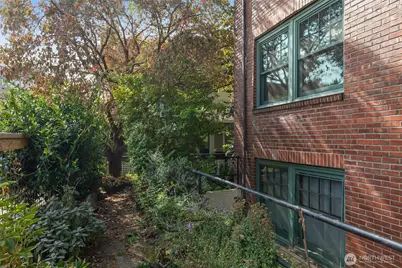 408 Bellevue Avenue E #201, Seattle, WA 98102 - Photo 29