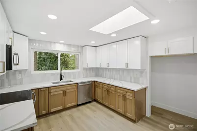 4702 Waller Road E, Tacoma, WA 98443 - Photo 9