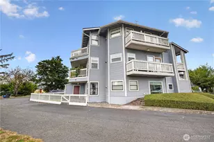 651 SE Bayshore Dr, Oak Harbor, WA 98277 - Photo 1