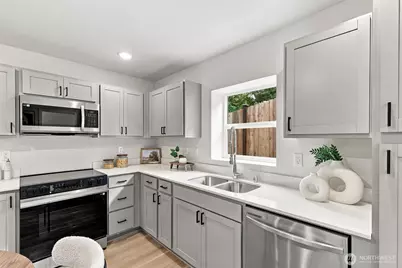 10514 Ninth Avenue NE, Seattle, WA 98125 - Photo 5