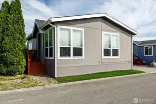 225 NE Ernst St, Oak Harbor, WA 98277 - Photo 1