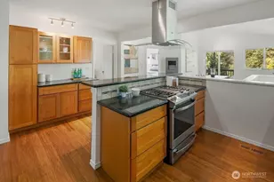 3042 NE 94th St, Seattle, WA 98115 - Photo 9