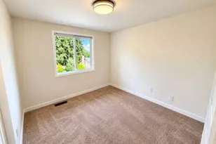 1719 N 105th St, Seattle, WA 98133 - Photo 13