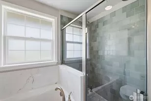 560 N 76th St, Seattle, WA 98103 - Photo 21