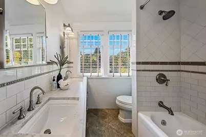 2320 Nob Hill Avenue N, Seattle, WA 98109 - Photo 21