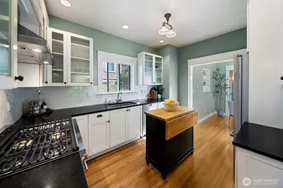 2320 Nob Hill Avenue N, Seattle, WA 98109 - Photo 9