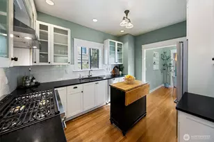2320 Nob Hill Ave N, Seattle, WA 98109 - Photo 9