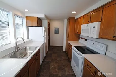 1730 Dexter Avenue N, Seattle, WA 98109 - Photo 9
