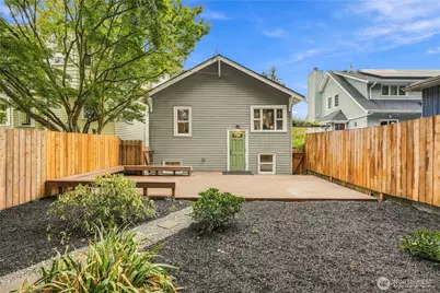 8055 Corliss Avenue N, Seattle, WA 98103 - Photo 23