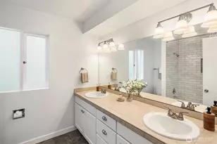 2534 NE 94th St, Seattle, WA 98115 - Photo 17